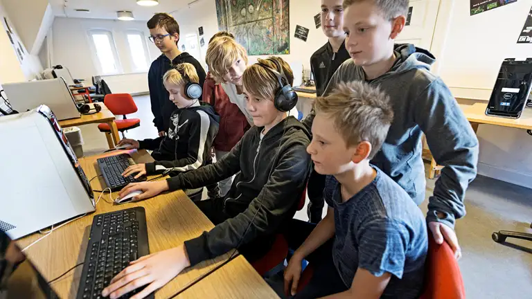 Drenge spiller computer